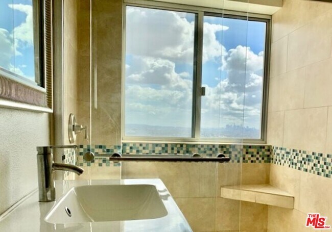 Building Photo - 999 N Doheny Dr