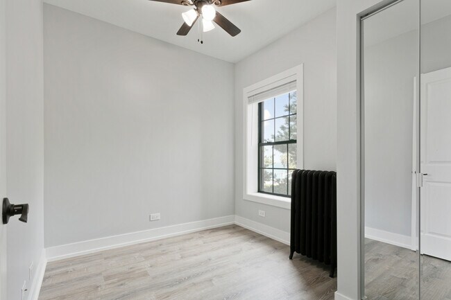 Building Photo - 7736 N Eastlake Terrace