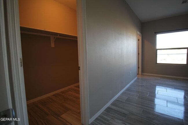 Building Photo - 517 Val Verde St