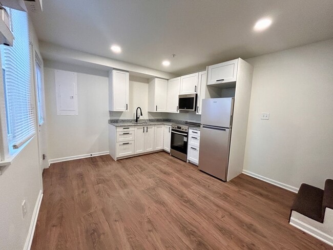 Building Photo - 5 Locust St