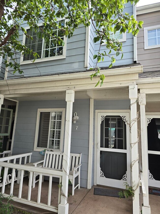 Building Photo - Three bedroom, three bathroom townhouse wi...