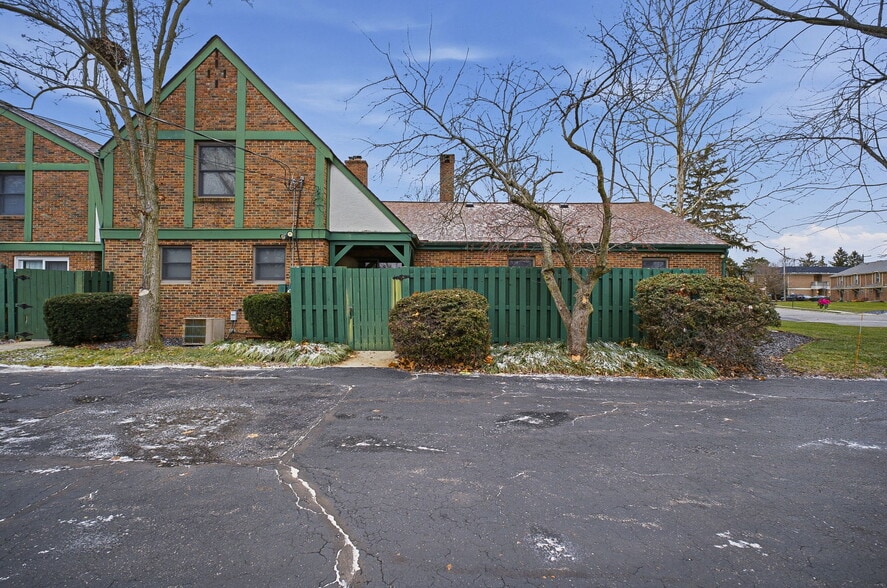 Building Photo - 4554 Sandringham Dr