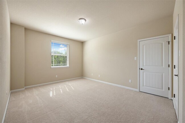 Building Photo - 213 Southern Cross Dr