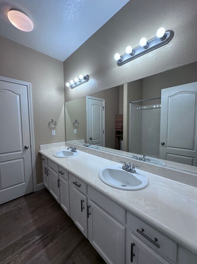 Building Photo - NW Visalia home coming soon!