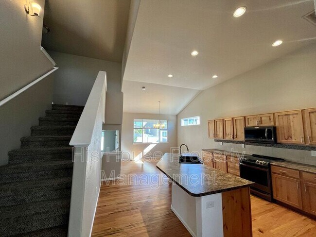 Building Photo - 842 Sunlight Peak Dr