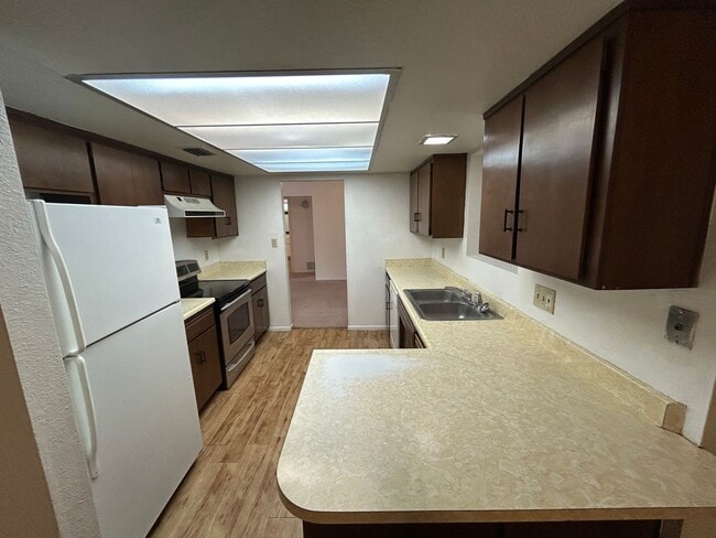 Building Photo - 570 N Villa Nueva Dr
