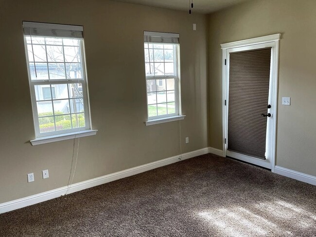 Building Photo - MOVE IN SPECIAL $500 OFF FIRST MONTHS RENT in this 55+ Community!!