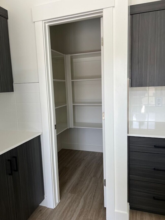 Building Photo - SPACIOUS HOME FOR RENT!