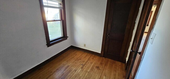 Building Photo - 2011 Monroe St