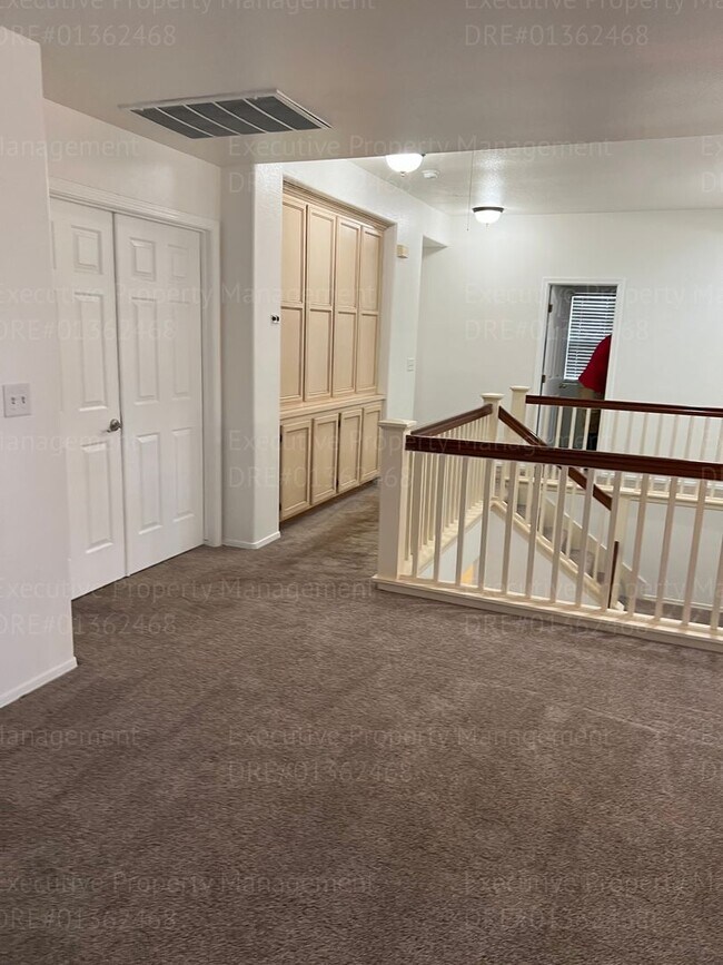 Building Photo - Stunning 4-bedroom, 3 bathroom home located in the westside of Bakersfield this  spacious house o...