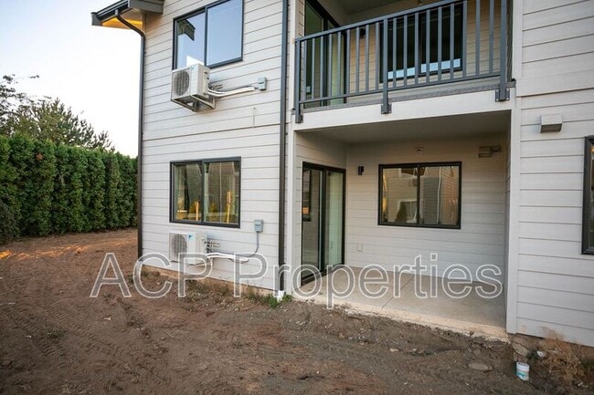 Building Photo - 665 E Badger Rd