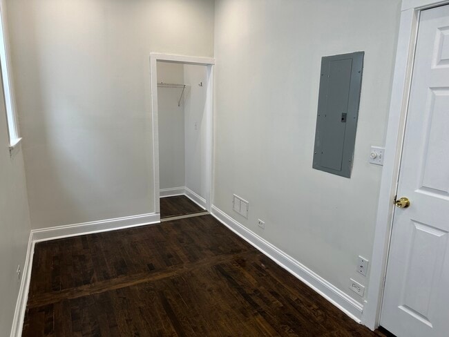 Building Photo - 1014 N Hermitage Ave