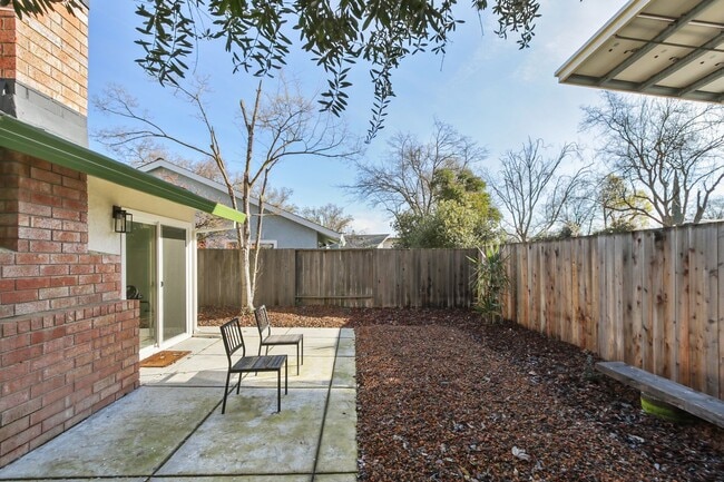 Building Photo - 2 Bedroom 2 Bedroom Home in East Davis with solar