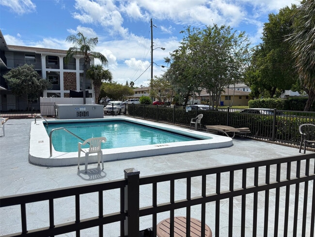 Building Photo - 1021 NE 24th Ave