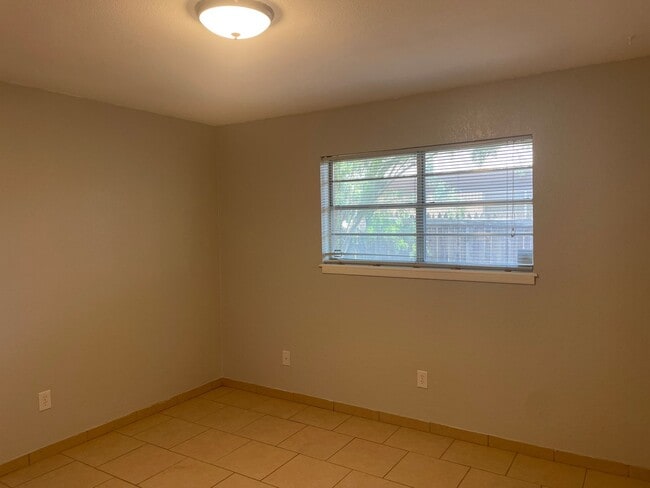 Building Photo - 2 Bedroom Duplex, 2 bath, carport