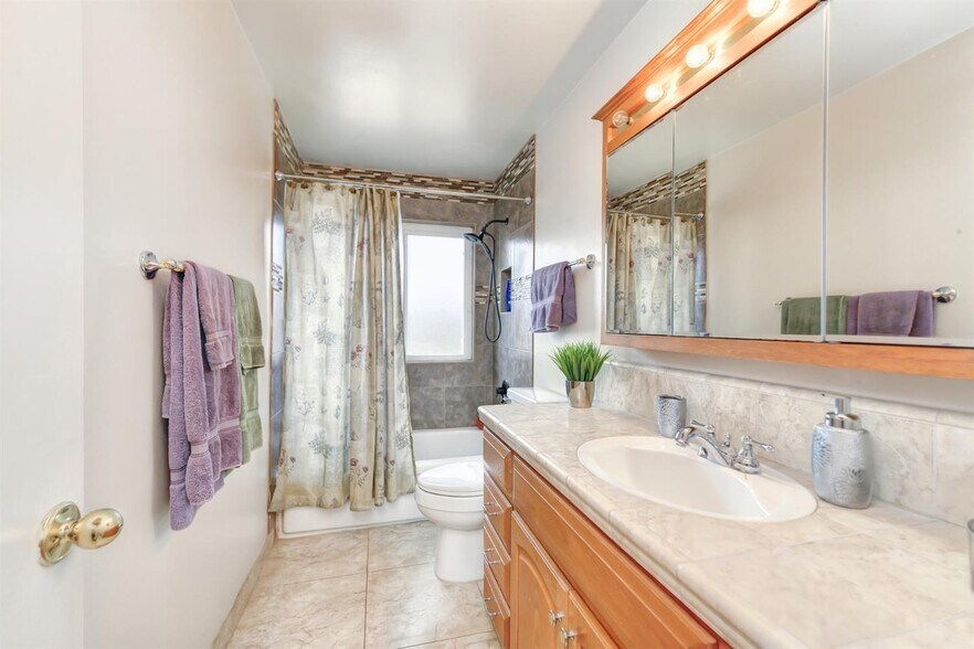 Guest Bathroom - 1703 Russell Way