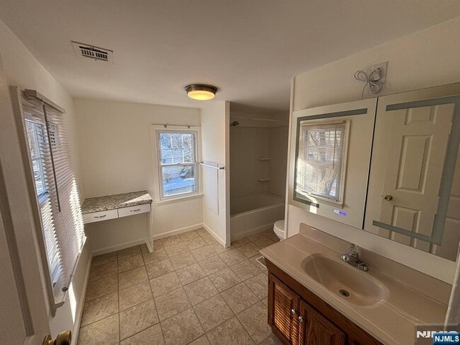 Building Photo - 86 Ringwood Ave