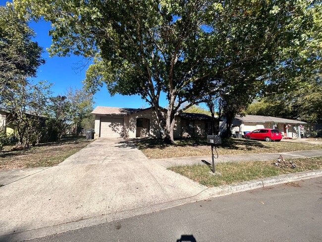 Building Photo - CUTE 3 BEDROOM HOME FEATURING 2 LIVING ARE...