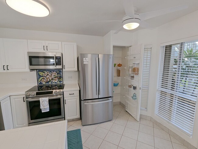 Building Photo - Ground floor 3 bedroom 2 bath with ocean v...