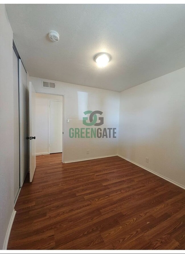 Building Photo - 3 BEDROOM 2 BATH HOME MOVE IN READY IN MOD...