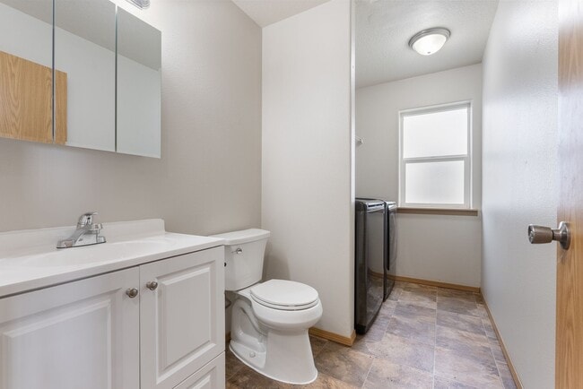 Building Photo - Beautiful 4bed/2.5bath