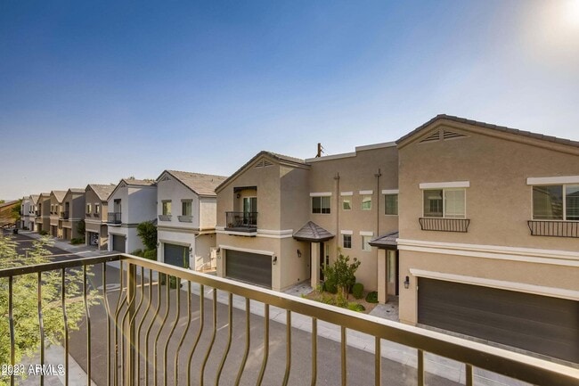 Building Photo - 3043 N 33rd Pl