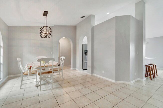 Building Photo - 1588 Farmington Ave