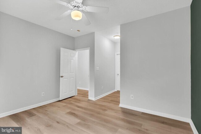 Building Photo - 1701 Lake Shore Crest Dr