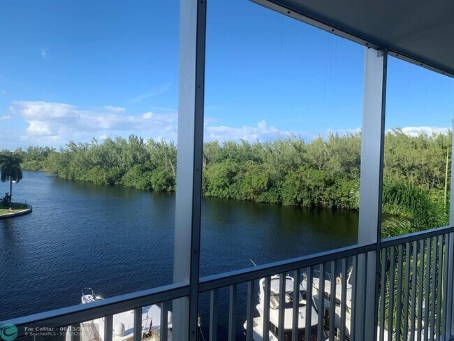 Building Photo - 1523 E Hillsboro Blvd