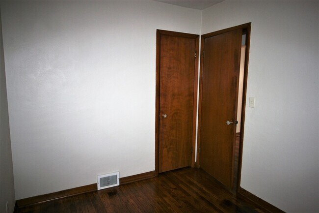 Building Photo - Cozy 3 bedroom home in Bettendorf-6 month lease option