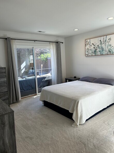 Building Photo - 21365 Oakview Dr