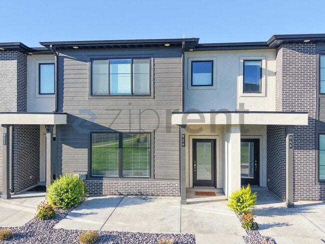 Building Photo - 924 800 S