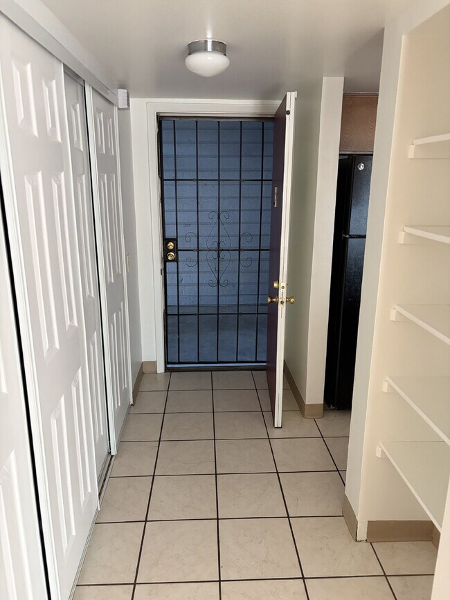 Building Photo - "Charming 1-Bedroom Condo Retreat with Fireplace and Washer and Dryer in Aurora's Apple Tree East...