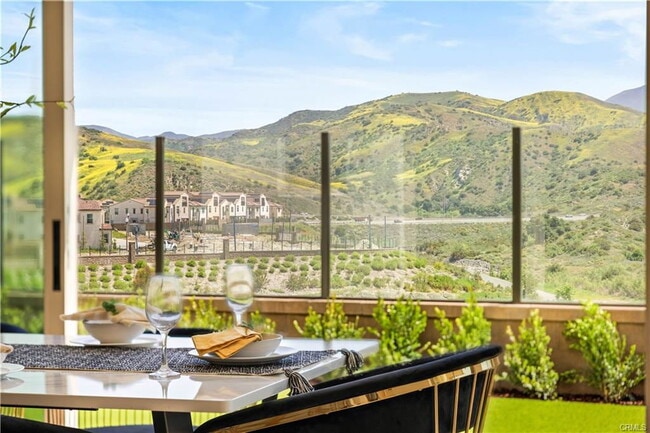 Building Photo - 128 Mossvine