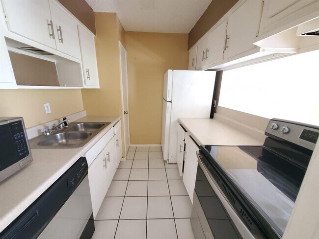 Building Photo - 6410 Del Monte Dr