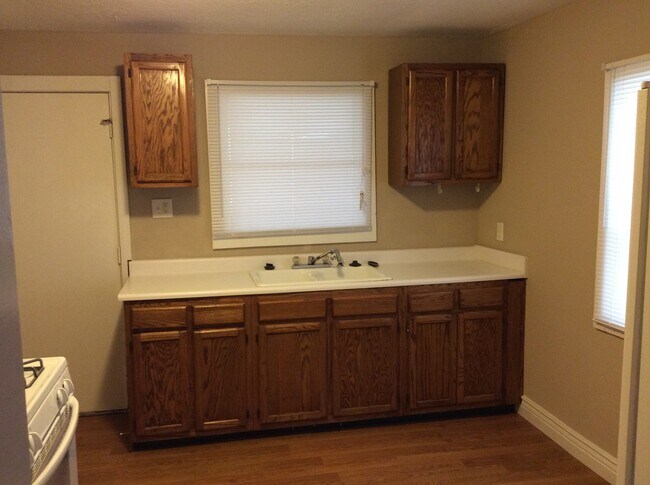 Building Photo - Near Downtown 2 BR home