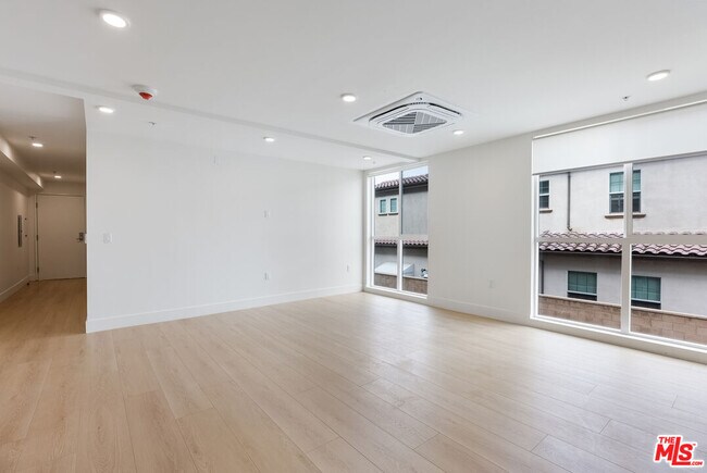 Building Photo - 8561 Belmont St