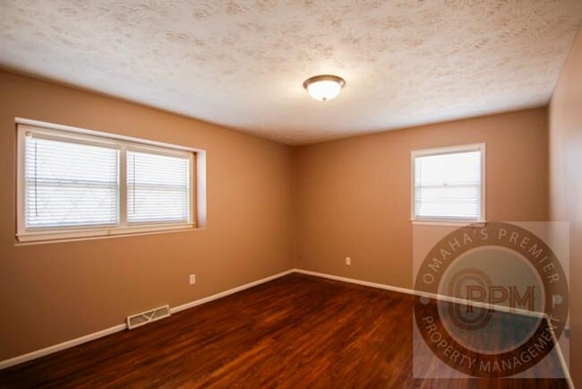 Building Photo - Charming 6 Bed 2 Bath Home Near the Offutt