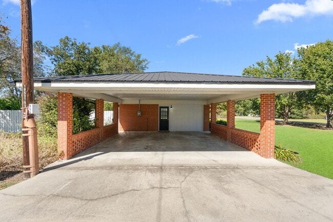 Building Photo - 616 Pinewood Dr