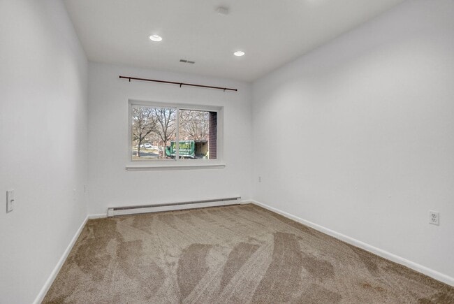 Building Photo - AMAZING SPACIOUS END UNIT TOWNHOUSE IN PRIME LOCATION