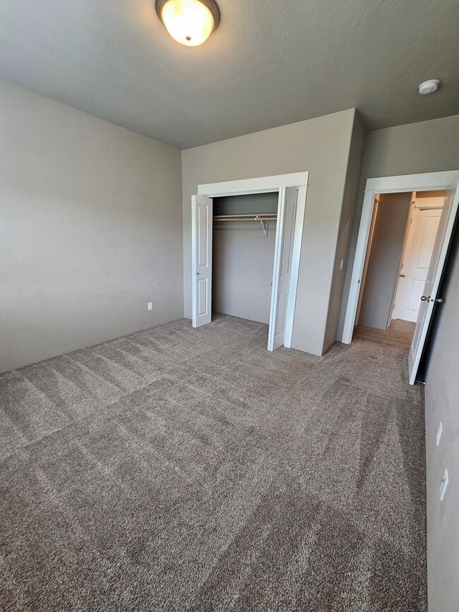 Building Photo - Beautiful Townhome in East Medford