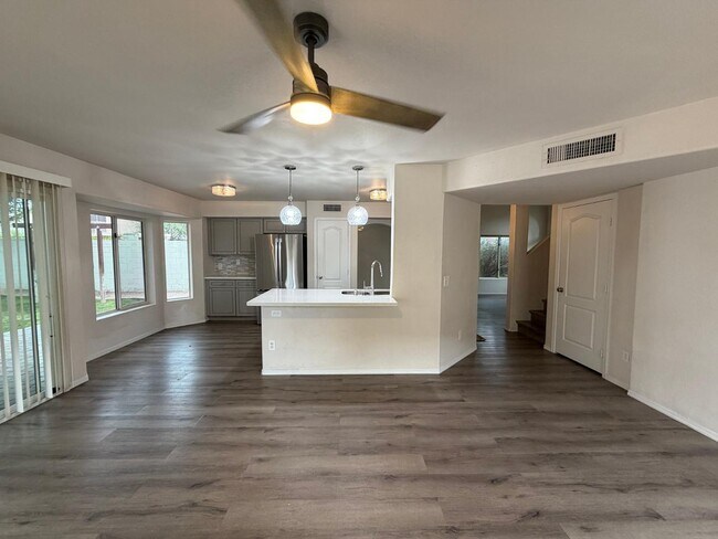 Building Photo - 902 S Surfside Dr