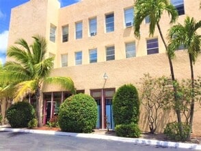 Building Photo - 2716 S Dixie Hwy