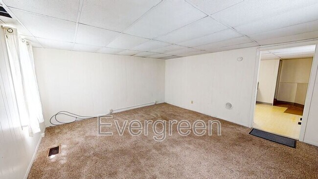 Building Photo - 212 E Walnut St