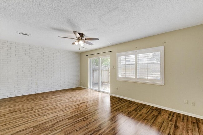 Building Photo - 3 BD / 2.5 BR Townhome in Memorial Club co...