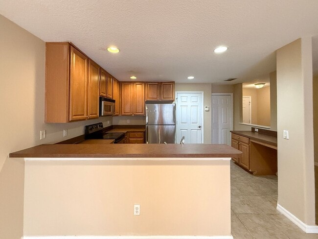 Building Photo - 3/2.5 in Hawthorne Glen - New carpet and p...