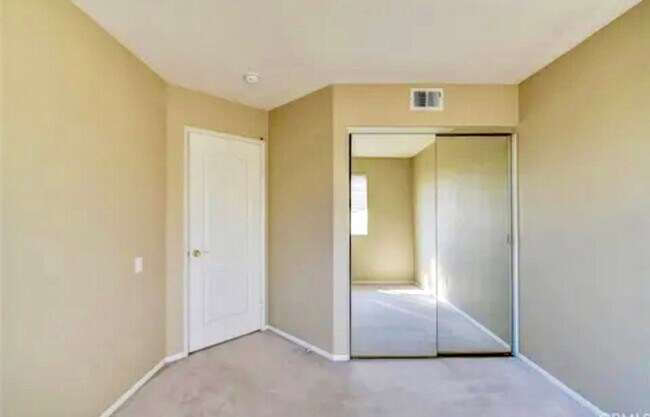 Building Photo - Spacious 4-Bedroom/2.5-Bath Home with Char...
