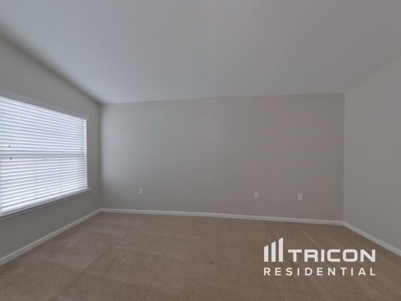 Building Photo - 2028 Stoney Pointe Cir