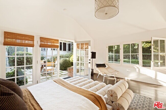 Building Photo - 1438 N Orange Grove Ave