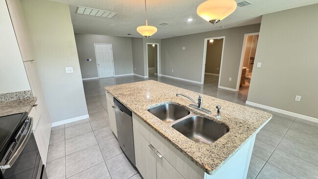 Building Photo - Amazing 4 Bedroom, 2 Bathroom Home in Palm Bay!!